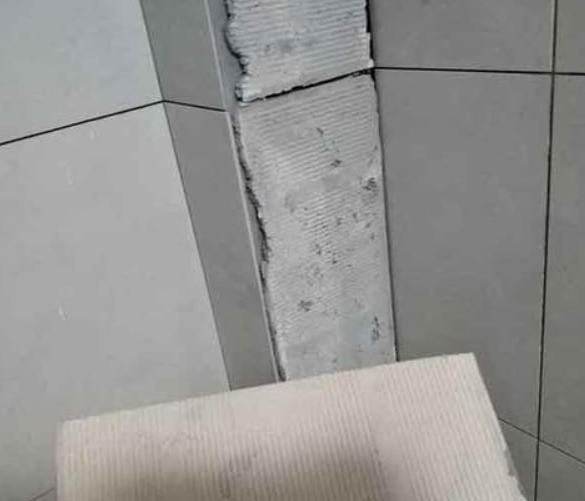 四川瓷砖空鼓维修公司分享下厨房瓷砖脱落的补救措施。